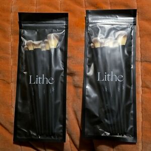 Lithe makeup brushes
